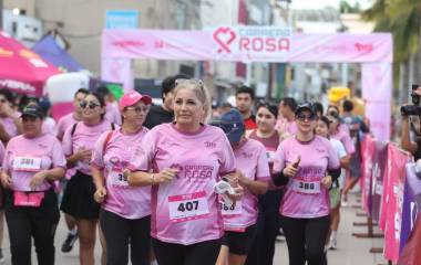 La Carrera Rosa se celebró este domingo por el malecón de Mazatlán.