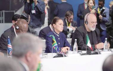 La Presidenta Claudia Sheinbaum durante su segunda jornada en la IV Cumbre en Defensa de la Democracia, en Barcelona, España.