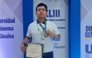 El estudiante rosarense Jesús Fernando Aguiar rcibió un reconocimiento al mérito académico por parte de la Universidad Autónoma de Sinaloa.