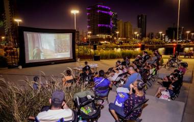 Familias mazatlecas se reúnen en el Parque Central para disfrutar la primera función de “Cine en el Parque”.