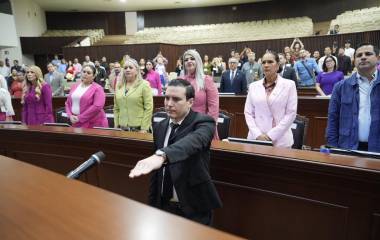 Vicente Fernández Escobar rinde protesta como Diputado local suplente.