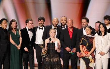 ‘Widow’s Bay’ gana como Mejor Serie de Comedia en los Emmys 2026.