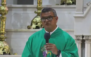 El sacerdote advirtió que el debilitamiento de las familias favorece el surgimiento de problemáticas sociales.