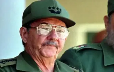 Raúl Castro ha mantenido una influencia importante en Cuba, ya que mantiene el título honorífico de líder de la Revolución Cubana.