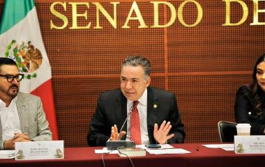 El Senador Enrique Inzunza Cázarez durante sus actividades en el Senado de la República.