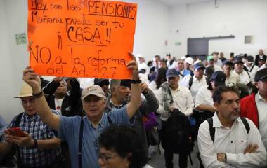 Este viernes, extrabajadores de Pemex y la Comisión Federal de Electricidad manifestaron su preocupación por los efectos de la reforma.