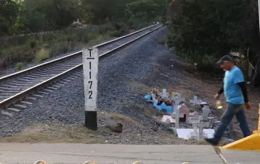 A un costado de las vías del ferrocarril permanecen los cenotafios que recuerdan a las 34 víctimas mortales del accidente ocurrido hace tres décadas en Mazatlán.