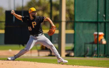 El lanzador mazatleco José Luis Urquidy tuvo su primera apertura con los Piratas de Pittsburgh en la pretemporada de la MLB, enfrentando a los Mellizos de Minnesota.