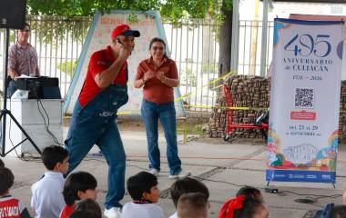 El artista Jero interactúa con alumnos durante el espectáculo “Juego a que te canto” en Culiacán.