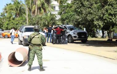 Autoridades tapan la camioneta con el hombre muerto a balazos, en plena Avenida Sábalo-Cerritos.