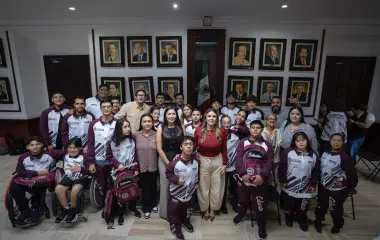 El abanderamiento tuvo lugar en el Ayuntamiento de la capital sinaloense.