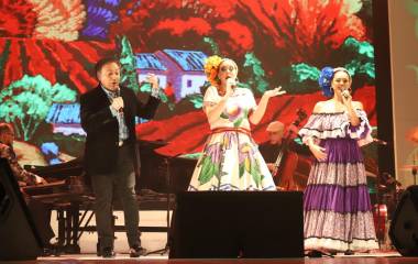 Adán Pérez, Sarah Holcombe y Rebeca de Rueda protagonizaron el espectáculo “Sentimientos que dan orgullo” durante la Velada de las Artes en el Teatro Ángela Peralta.