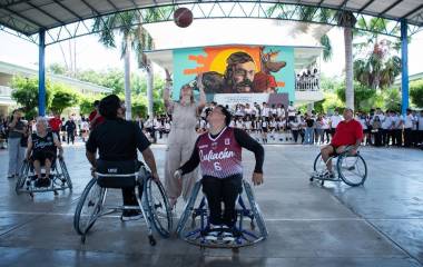 La actividad buscó acercar a los jóvenes a las experiencias de las personas con discapacidad y promover la inclusión a través del deporte.