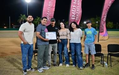 Ulises Jiménez Sr. recibe su reconocimiento.