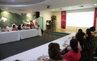 Delia Barraza ofrece una conferencia ante mujeres emprendedoras de Culiacán.