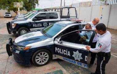 Elementos de Seguridad Pública Municipal de Culiacán retiran polarizado de patrullas.