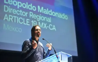 Leopoldo Maldonado, director regional de Article 19, advirtió que en América Latina existe una tendencia compartida para deslegitimar la crítica y controlar la información.