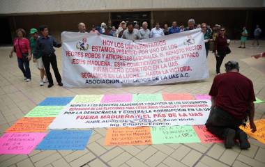 Personal jubilado de la UAS se manifiesta en Palacio de Gobierno contra la reingeniería financiera.