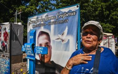 María Guadalupe se encuentra en el panteón 21 de marzo este día honrando la memoria de su hijo, Juan Carlos.