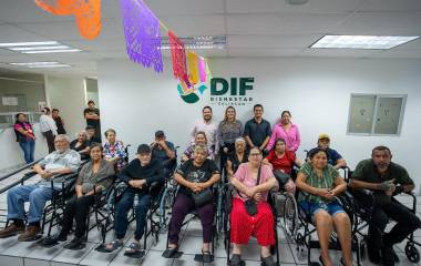 La Alcaldesa de Culiacán Ana Miriam Ramos Villarreal encabeza la entrega de sillas de ruedas.