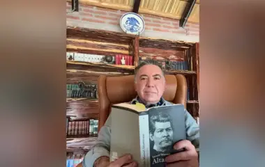 El morenista compartió una fotografía tomada, según dijo, desde la biblioteca de su casa en Badiraguato.