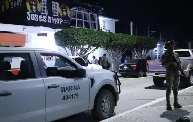 Autoridades acordonan la tienda de ropa donde un hombre fue asesinado a balazos este jueves en la colonia Francisco Villa.