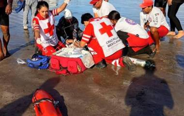 Paramédicos de la Cruz Roja brindaron primeros auxilios al instructor de natación en Playa Norte.