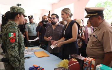 Autoridades revisan el módulo donde se lleva a cabo el canje de armas en Mazatlán.