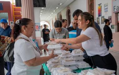 La Alcaldesa de Culiacán Ana Miriam Ramos Villarreal encabeza la entrega de alimentos en el Hospital Civil.