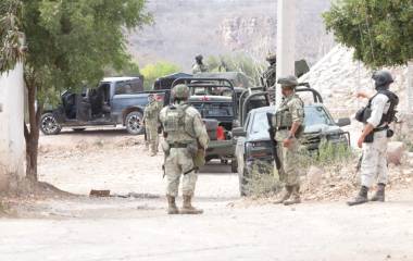 Elementos de seguridad aseguraron cargadores, cartuchos y equipo táctico tras un operativo en Siqueros, Mazatlán.