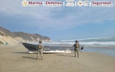 Lancha interceptada en las costas de Michoacán donde transportaban 265 kilos de presunta cocaína.