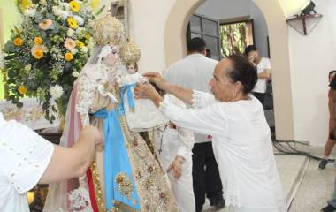 María del Socorro “Coyo” Rendón Beltrán participa en la preparación de Nuestra Señora del Rosario.