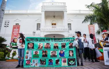 Protesta del colectivo Madres en Lucha por tu Regreso a Casa frente al Palacio Municipal de Culiacán.