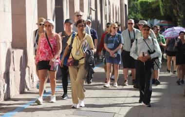 Turistas del crucero Norwegian Bliss recorren el Centro de Mazatlán.