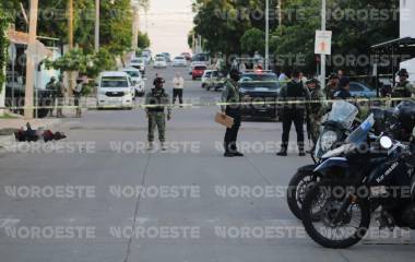 Policías municipales y elementos del Ejército acordonaron la zona donde ocurrió el asesinato este jueves.