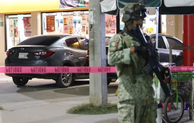 La zona donde quedó el automóvil fue acordonada y se le apreciaban a simple vista 9 orificios de disparos en la carrocería del costado del chofer.