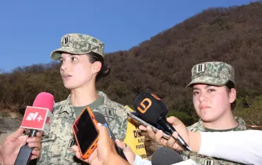 Personal médico militar, como Valeria Martínez y Mitzy Martínez, explicó que existe un protocolo de atención inmediata en caso de rescatar al minero Isidro Beltrán.