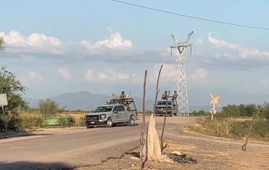La persecución concluyó sobre una brecha de terracería que corre de forma paralela a las vías del ferrocarril.