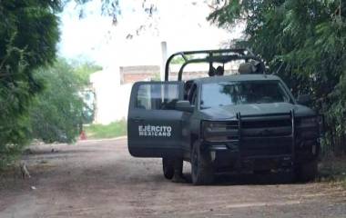 Elementos del Ejército mantienen bajo resguardo un domicilio asegurado en Guasave.