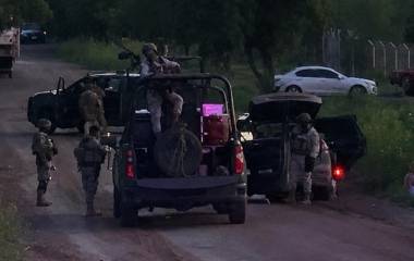Elementos militares mantienen un operativo en el poblado Álamo de los Montoya, en Salvador Alvarado.