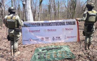 Personal del Ejército Mexicano localizó el arma larga y cartuchos durante patrullajes en Elota.