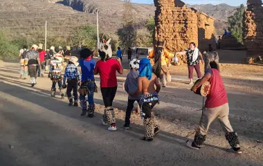 La identidad indígena se manifestó a través de danzas tradicionales, música autóctona y rituales ancestrales que reflejan el orgullo por las raíces de la región.