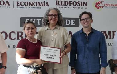 La Gobernadora Graciela Domínguez Nava encabezó la entrega de microcréditos a comerciantes de Escuinapa.