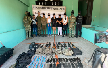 Fuerzas federales detuvieron a ocho en tres operativos en Mazatlán y aseguran 15 armas largas y más de 2 mil cartuchos.