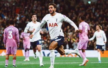 Omar Marmoush celebra uno de los goles del Tottenham.