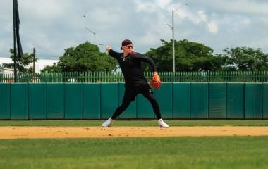 Ichiro Cano ya se pone a tono en el campamento de prácticas de Tomateros de Culiacán.