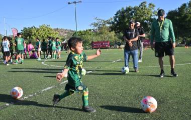 Los niños pasaron un rato de diversión y arbitraje.
