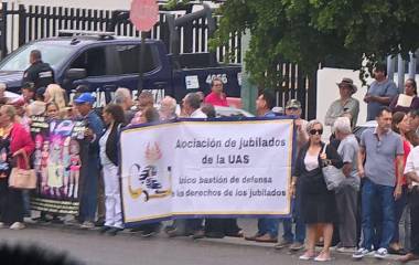 Integrantes de la Asociación de Jubilados y el Frente de Defensa de los Derechos Laborales de la UAS se manifestaron este jueves en el Congreso del Estado.