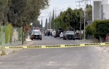 Elementos de seguridad resguardaron la zona donde se registró una balacera durante un operativo en San Antonio Cacalotepec, Puebla.
