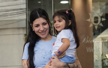 Cazzu podrá salir de Argentina acompañada de su hija Inti.